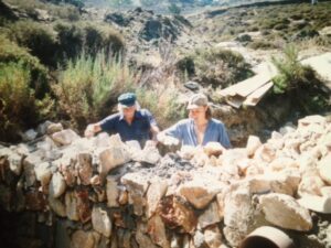 Manolis Glezos und Sascha Windolph beim Bau von Fragmata